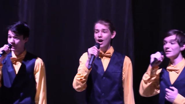 Навстречу девушка идет смотреть онлайн