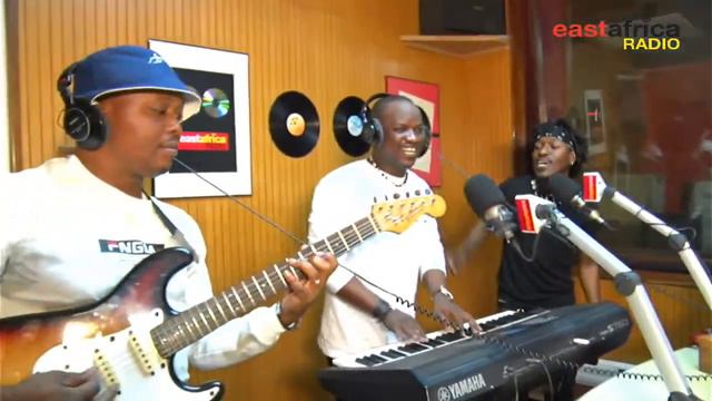 Hadi Raha, The Kizz Band wakiipiga live Kitambaa Cheupe Planet Bongo смотреть онлайн