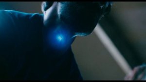 Неизвестное существо откладывает свое потомство в молодую девушку