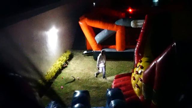 PASAMOS UNA NOCHE EN UN PARQUE DE INFLABLES смотреть онлайн