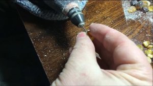 как делают дырочки в янтаре (как сверлится янтарь)