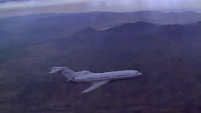 Prop powered Boeing 727 amazing sound on low level flypast air-to-air смотреть онлайн