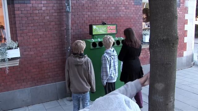 Bottle Bank Arcade - TheFunTheory.com - Rolighetsteorin.se смотреть онлайн