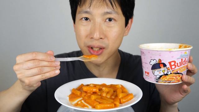 Samyang Buldak Carbonara Topokki Review (Korean Spicy Rice Cakes) смотреть онлайн