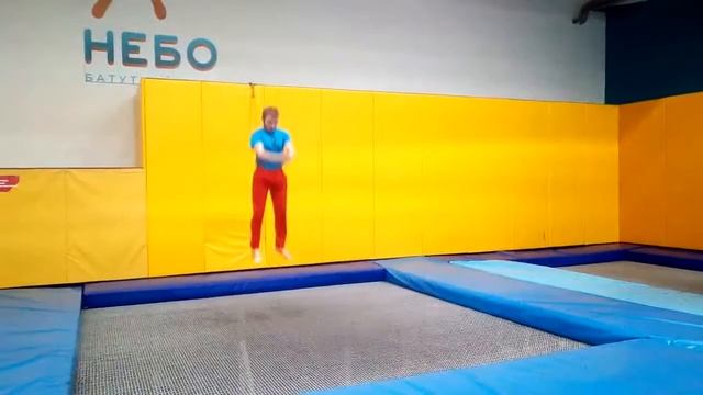 Рыжий красавчик развлекается на батуте смотреть онлайн