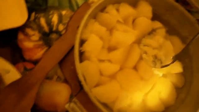 Готовить ужин, жарить мясо, варить картофель. To cook dinner, roast meat, boiled potatoes. смотреть онлайн