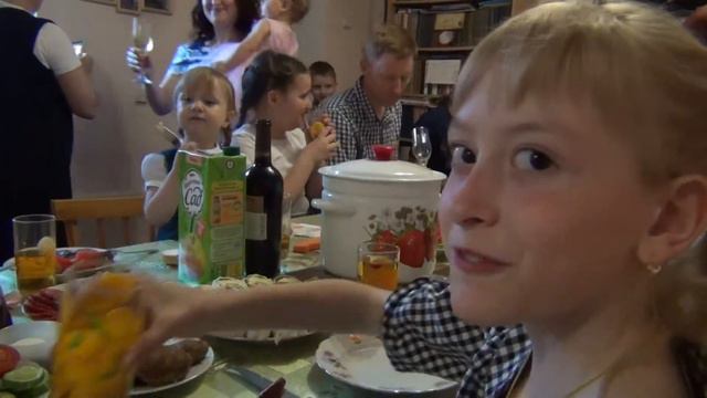 Софии 1 год -Сестричкой идем поздравлять :) смотреть онлайн