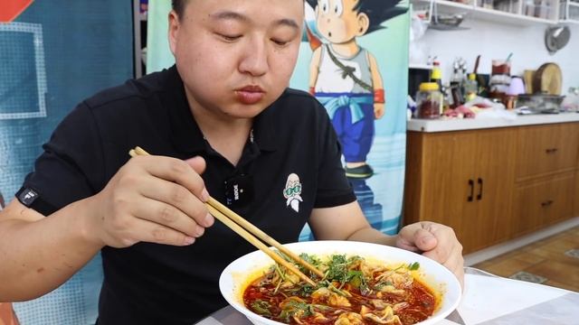 阿强买2袋荠菜虾仁饺子，直接一锅煮做酸汤水饺，一口一个，吃的带劲【cram阿强】