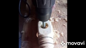 пазы фрезером в точёной ножке табурета.