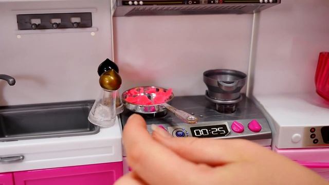 Барби готовит: паста Карбонара. Ужин для друзей Барби смотреть онлайн