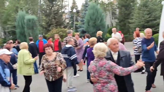 ПРОСТИ ЗА ЦВЕТЫ, ЧТО НЕ ТЕ ПОДАРИЛ! ТАНЦЫ ХАРЬКОВ УКРАИНА СЕНТЯБРЬ 2023 смотреть онлайн