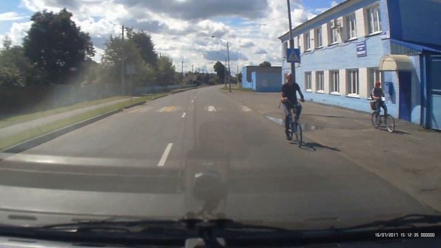 Велосипедист по встречной полосе. смотреть онлайн