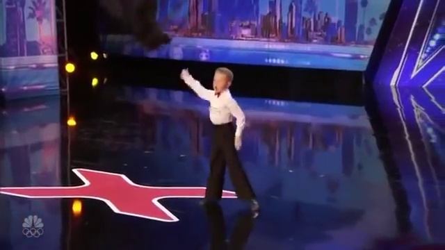 Сын танцует с мамой! Очень крутое видео! смотреть онлайн