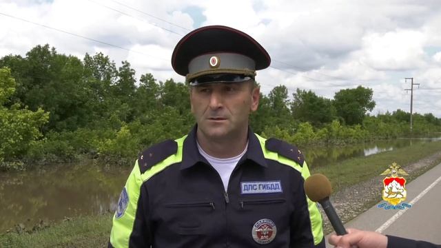 В Северной Осетии автомобиль после ДТП упал в воду. Сотрудник полиции спас девушку с ребенком смотреть онлайн