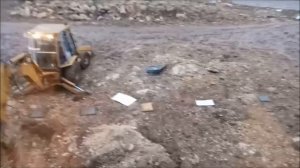 Экскаватор капает яму в скальном грунте,Крым