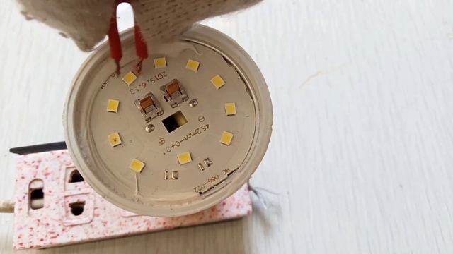 Few People Know This Tape And Bulb Trick That Save Your Money смотреть онлайн