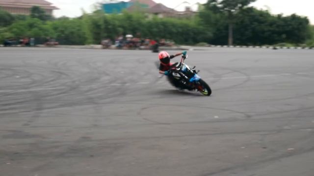 WAHYU NUGROHO!! Stunt Rider Cilik adiknya Wawan Tembong - ATRAKSI FREESTYLE MOTOR Yamaha MT25 смотреть онлайн