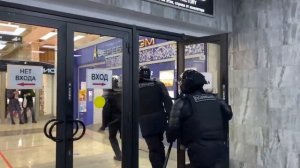 ОМОН задерживает людей даже в ТЦ «Московский универмаг».