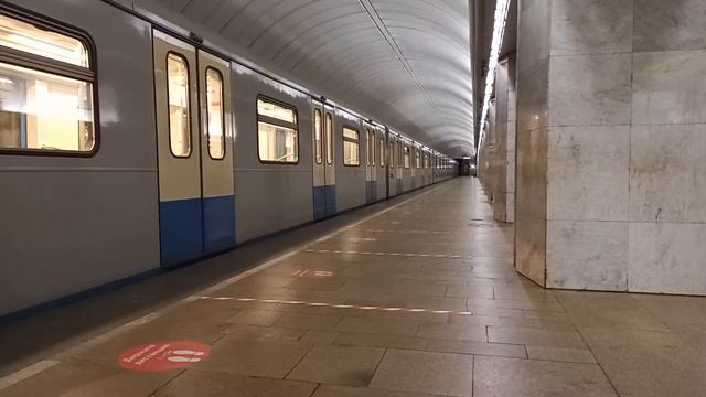 Московский метрополитен станция Петровско-Разумовская серая ветка прибывает поезд смотреть онлайн