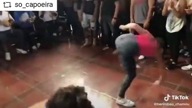 mulher na roda de capoeira. смотреть онлайн