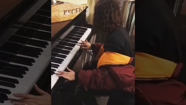 Бузова учится играть на пианино/Новое хобби Ольги смотреть онлайн