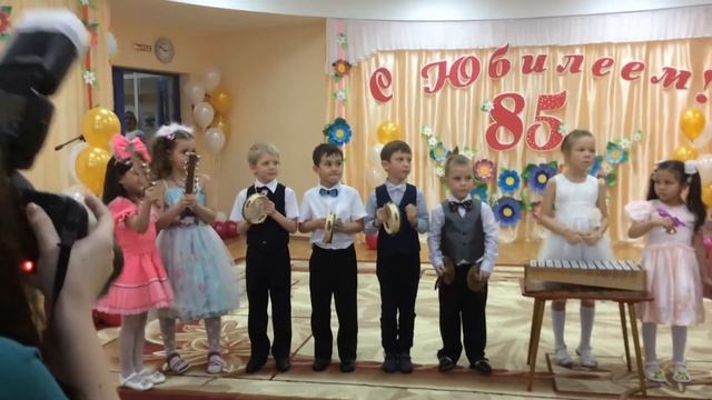 Иоганн Штраус полька "Трик-трак" в исполнении детского оркестра смотреть онлайн