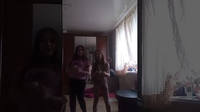 Две девочки пают песню Здравствуй родина смотреть онлайн