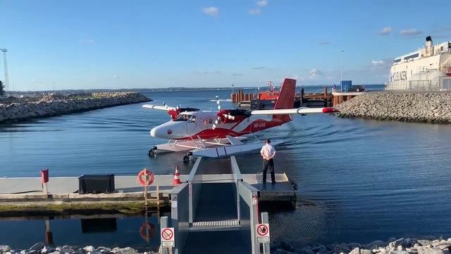 DHC6 twin otter seaplane parallel parking at Aarhus Sea Airport смотреть онлайн