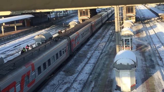 Тепловоз 2ТЭ10УТ - 0005 прибывает на станцию Челябинск- Главный с поездом Новый Уренгой - Оренбург смотреть онлайн