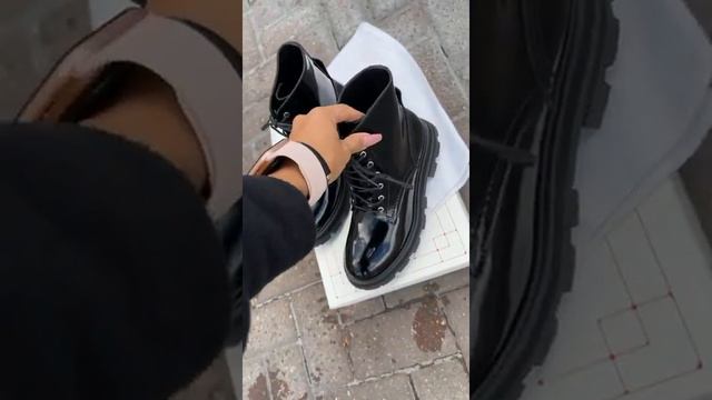 Высокие ботинки Александр Маккуин на шнуровке черные смотреть онлайн