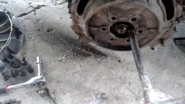 Один из способов ,как без съёмника снять тормозной барабан Таврия ,Славута смотреть онлайн