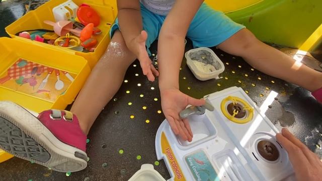 Ресторан на детской площадке. Как Мона готовила суп для мамы и папы