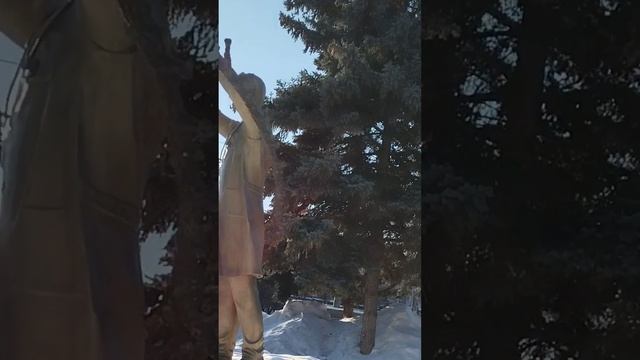 Памятник врачам в сквере имени С.С.Андреевского.Челябинск смотреть онлайн