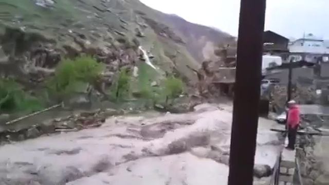 Стихия уносит автомобили🐢 смотреть онлайн