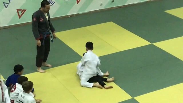 На тренировке по Бразильскому Джиу-Джитсу в Академии Грэйси Барра Казахстан (г.Алматы) смотреть онлайн