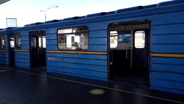 Вагоны метро типа «Еж» по станции метро "Лесная" - Киев 2021 смотреть онлайн