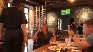 Гитарист притворился новичком в ресторане - Гитара с нуля / Пранк