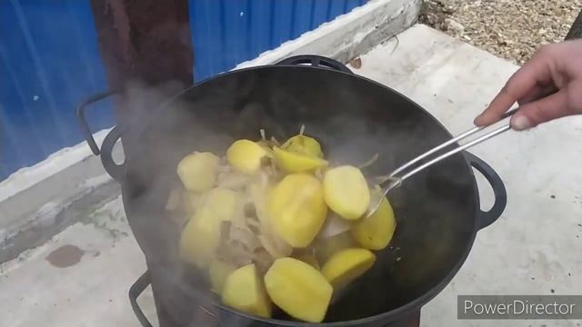 картошка по деревенски на костре с копченым салом.