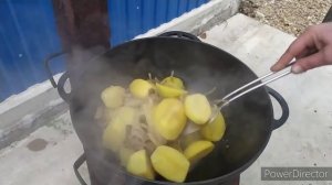 картошка по деревенски на костре с копченым салом.