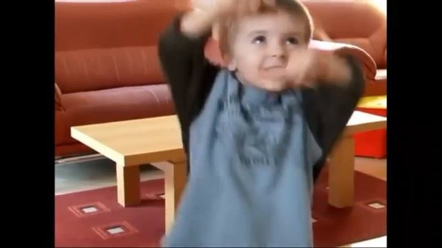 ГЕРМАНИЯ//Люис 3 годика. Поет песенку и рассказывает стишок. смотреть онлайн