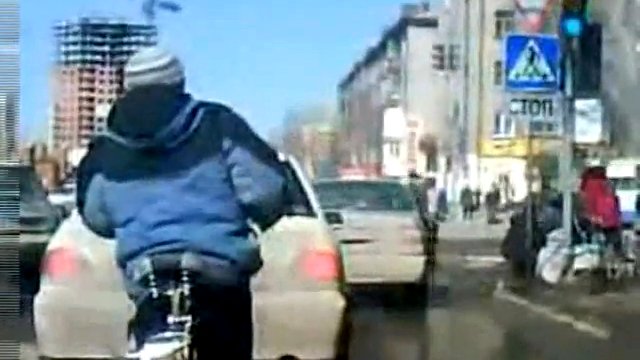 Прикол! Велосепедист стоит в пробке смотреть онлайн