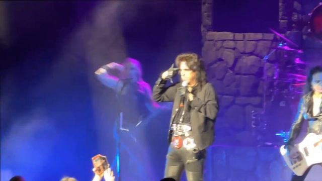 Alice Cooper performing Hey Stoopid in Toronto on March 26, 2022 смотреть онлайн