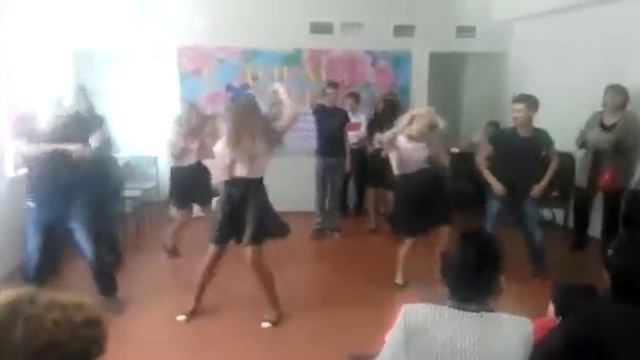 Танец маленьких утят. Номер от 10 класса на день учителя. 10класс школы /\/2 города Бишкек смотреть онлайн
