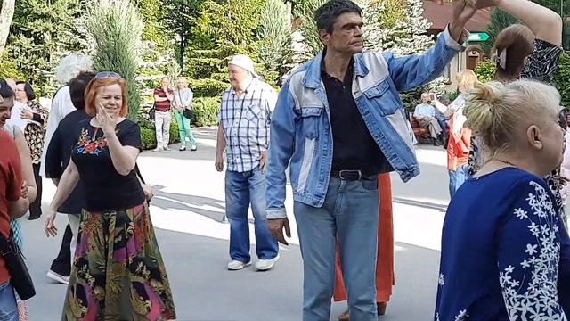 Схожа я на квітку,схожа на весну!!!Танцы в парке Горького,Харьков. смотреть онлайн