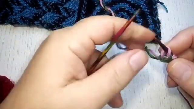 Двухцветный наборный ряд косичкой, в обе стороны смотреть онлайн