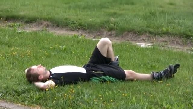 Трюки на роликовых коньках - варианты сесть, лечь и встать красиво смотреть онлайн