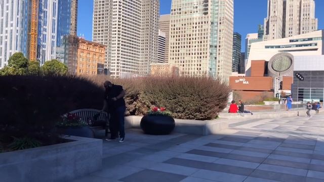 АГРЕССИВНЫЙ АМЕРИКАНЕЦ НАПАЛ НА РУССКИХ ЖЕНЩИН В САН ФРАНЦИСКО. ОПАСНО В США. смотреть онлайн