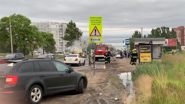 Тушение авто - слаженные и чёткие действия пожарных спасли Ниссан от полного выгорания смотреть онлайн