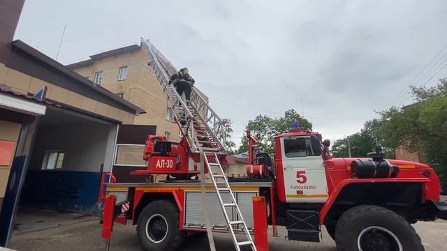 Пожарно-тактические занятия дежурных караулов 5 пожарной-спасательной части города Смоленска смотреть онлайн
