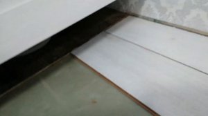 Стелим ЛАМИНАТ вместе с  ГАРНИТУРОМ. Мастер-класс по замене ламинат от KARKASNIK.